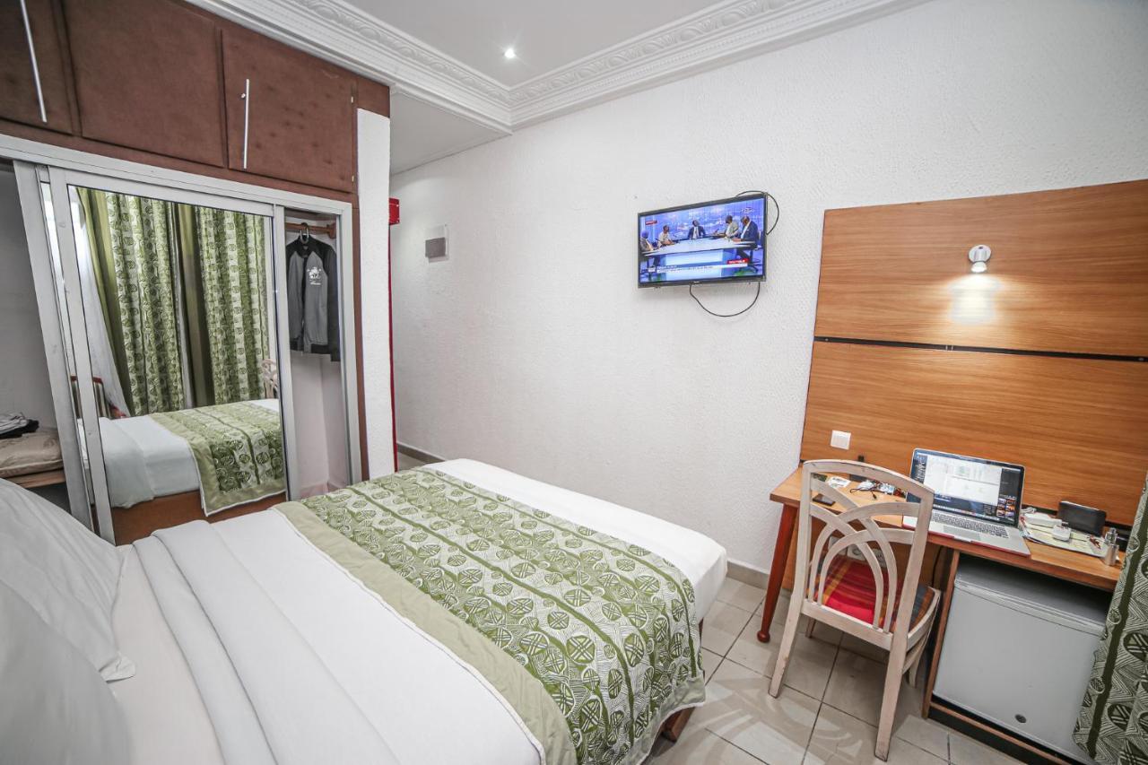 Fini Hotel Bobende Limbe Ngoại thất bức ảnh