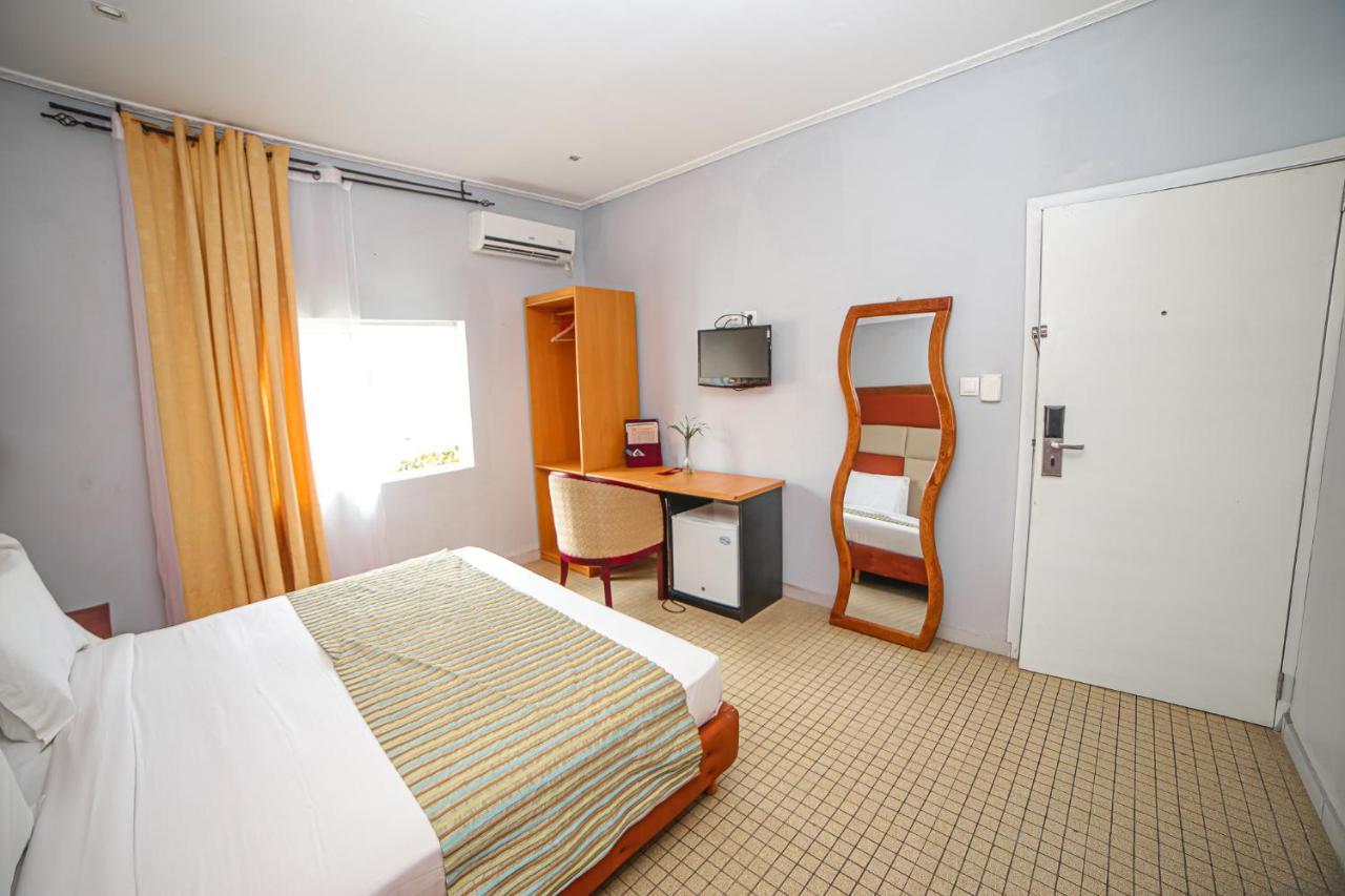 Fini Hotel Bobende Limbe Ngoại thất bức ảnh