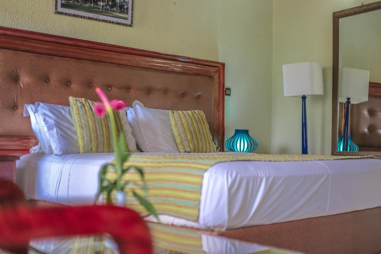 Fini Hotel Bobende Limbe Ngoại thất bức ảnh