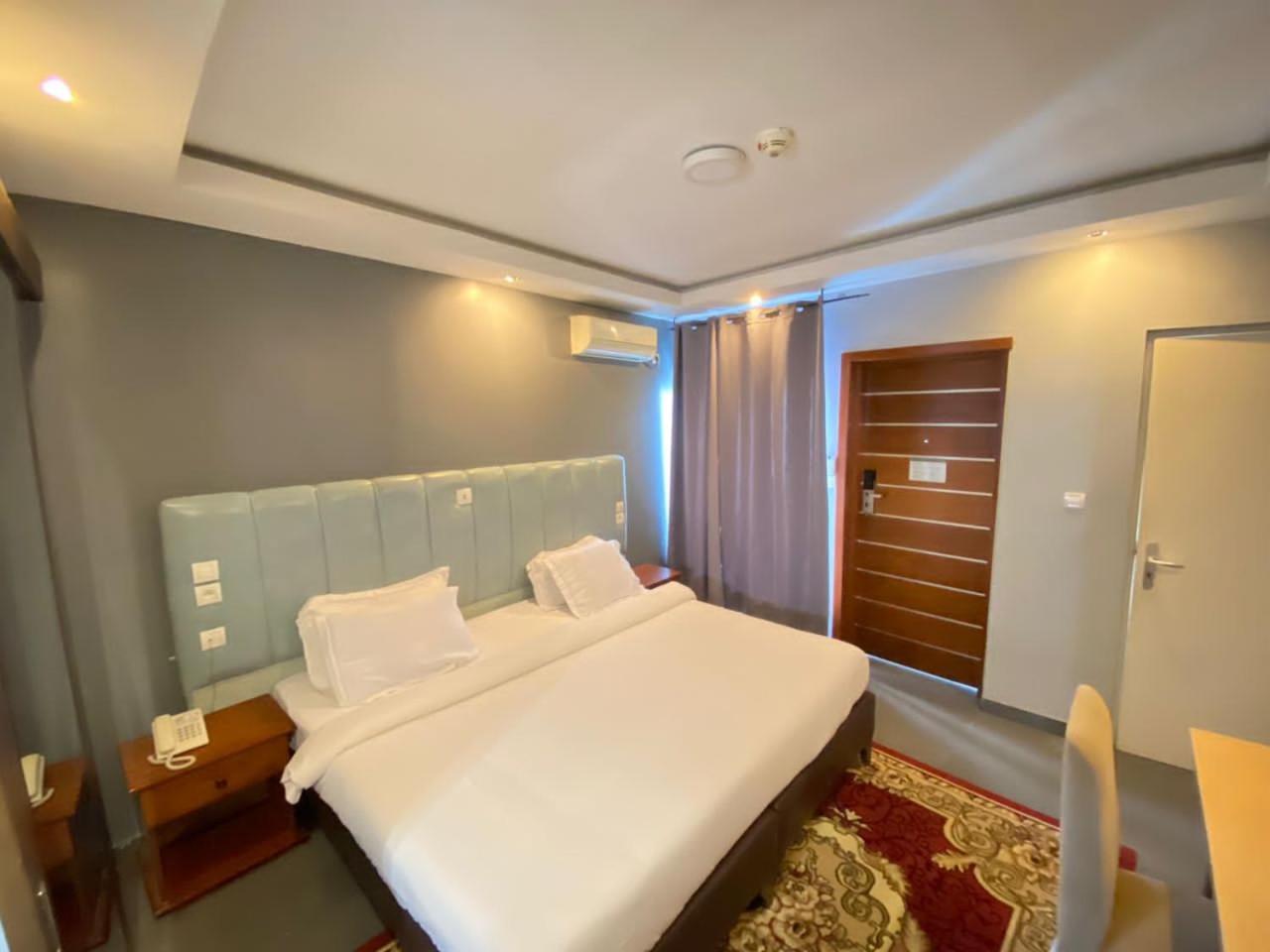 Fini Hotel Bobende Limbe Ngoại thất bức ảnh