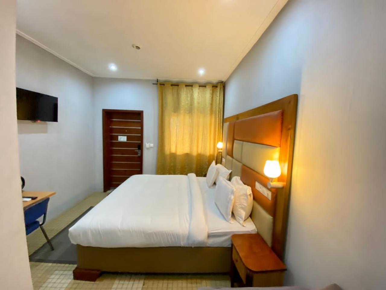 Fini Hotel Bobende Limbe Ngoại thất bức ảnh