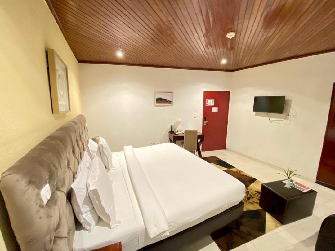 Fini Hotel Bobende Limbe Ngoại thất bức ảnh