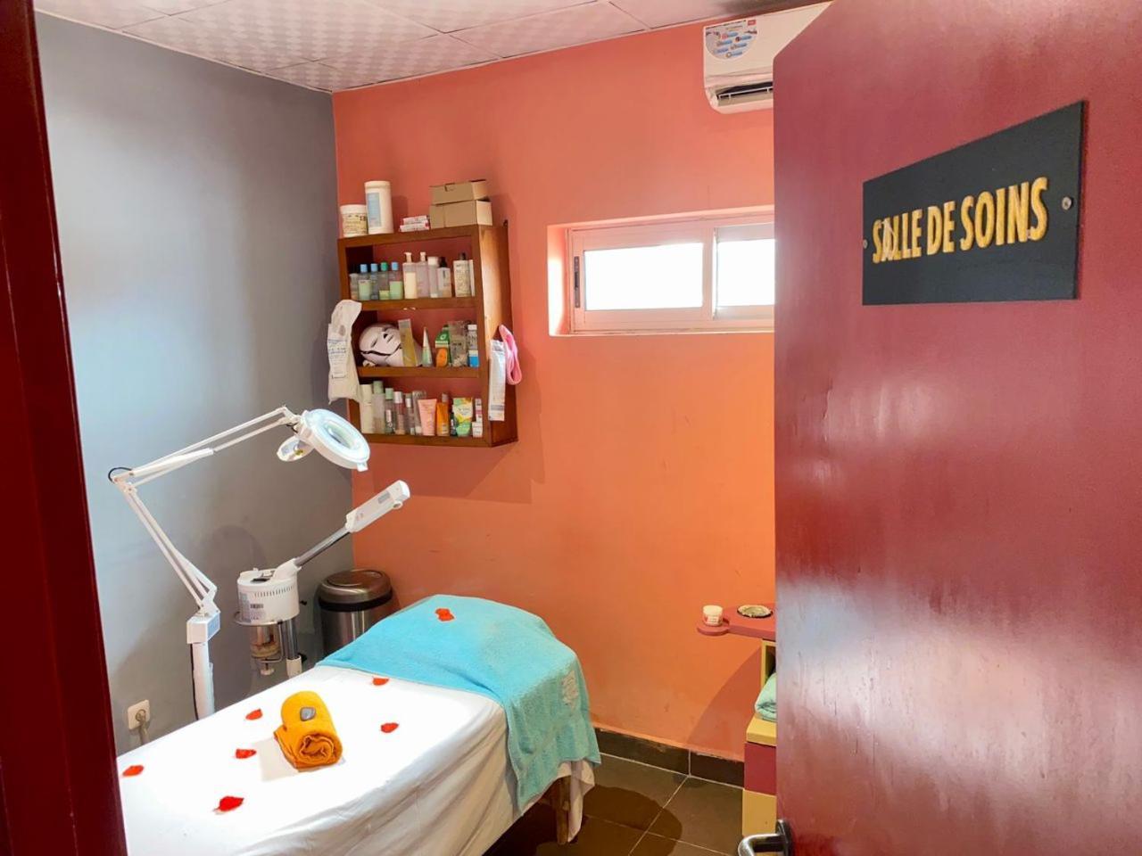 Fini Hotel Bobende Limbe Ngoại thất bức ảnh
