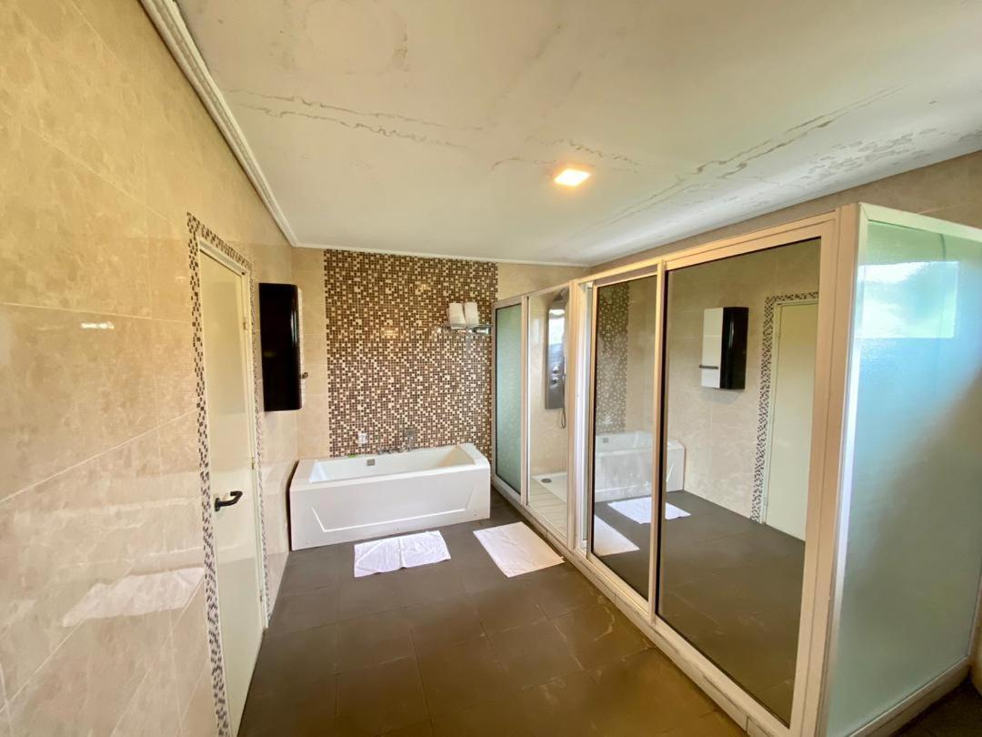 Fini Hotel Bobende Limbe Ngoại thất bức ảnh